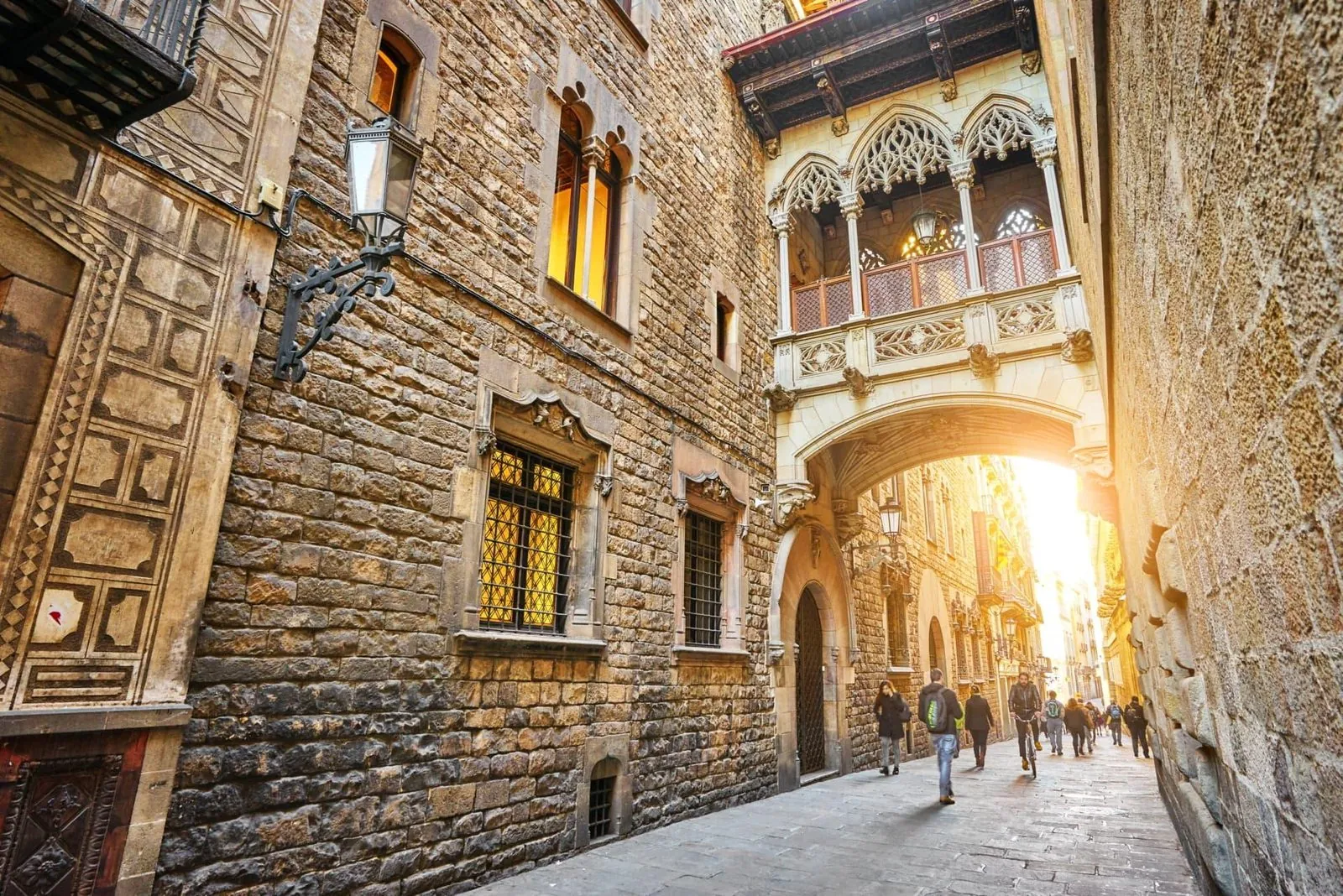 Calle del Barrio Gótico de Barcelona al atardecer