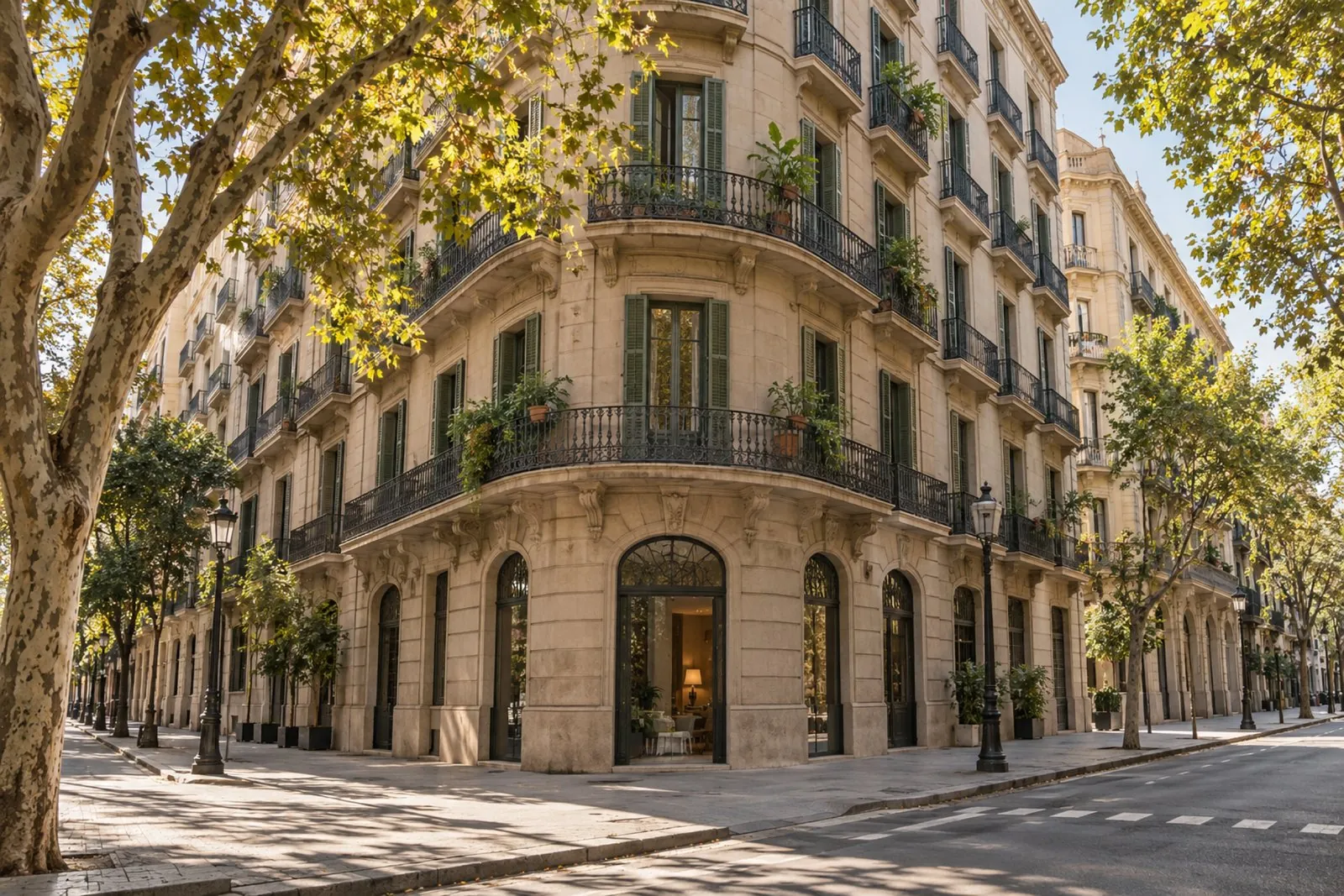 Edificio señorial en esquina con balcones y plátanos
